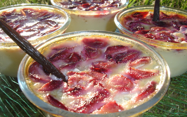 Crèmes d'amande à la vanille et cerises