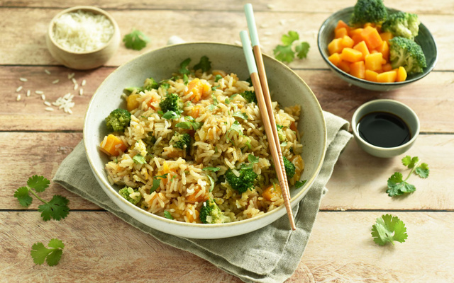 Riz frit Thaï au poulet et aux légumes d'Automne