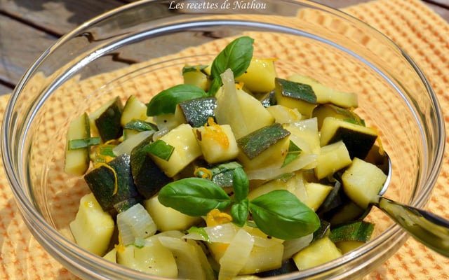 Salade de courgettes au basilic, sauce au citron et à l'orange
