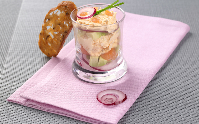 Verrine saumon ciboulette, tartare d'avocat et sa tuile de pain aux céréales