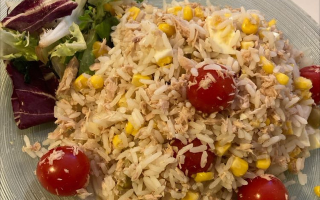Salade de riz, thon et oeuf très facile