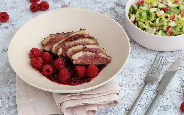 Magret de Canard mariné aux framboises et sa salade croquante