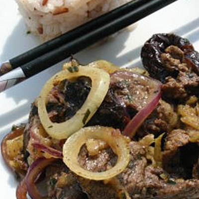 Bœuf parfumé aux épices, aux pruneaux et aux pommes