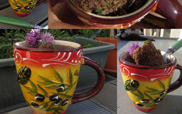 Mug cake à la tapenade noire