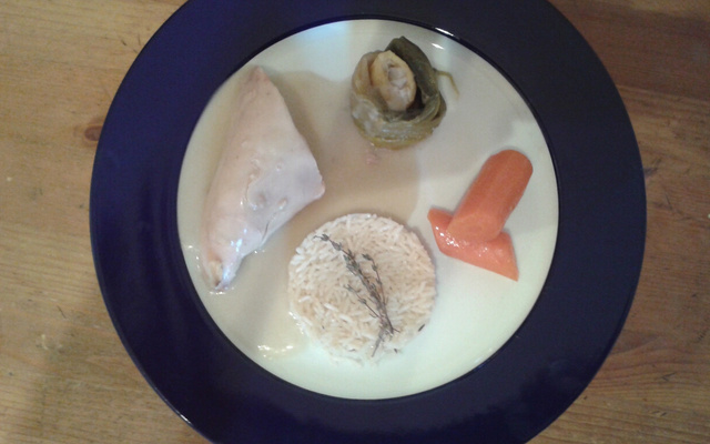 Poularde pochée sauce suprème riz pilaf