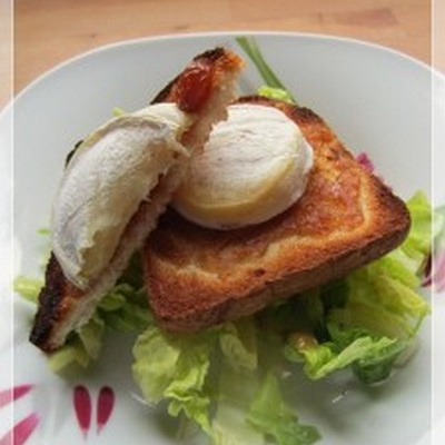 Salade de chèvre chaud au confit d'oignon