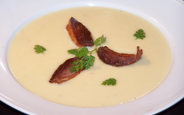 Velouté de cerfeuils tubéreux et chips de magret de canard