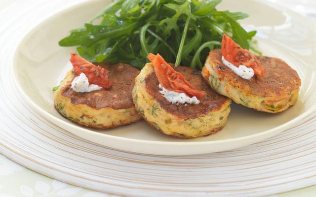 Crabe cake, salade de roquette Boursin cuisine échalotes & ciboulette