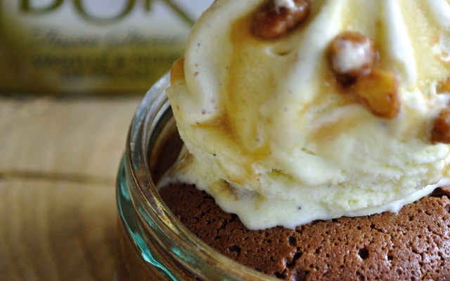 Coulant au chocolat et crème glacée Carte d'Or® façon glacier vanille et noix de pécan