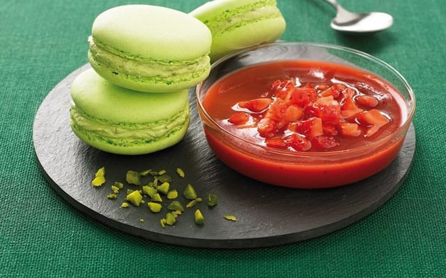 Tartare de fraises et macarons pistache