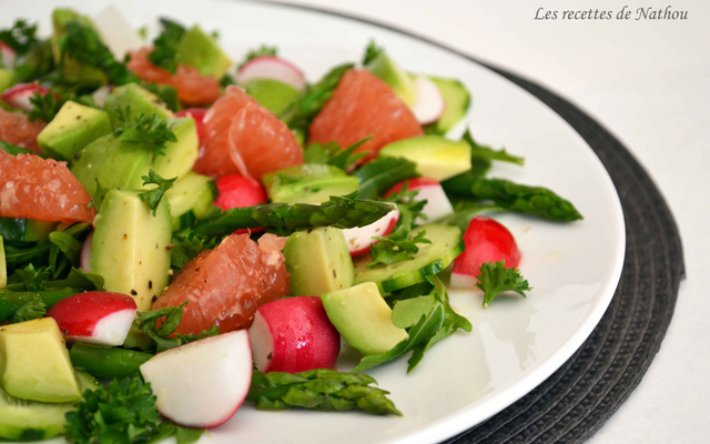 Salade d'asperges, radis et avocat au pamplemousse rose, vinaigrette à l'orange