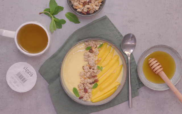 Smoothie bowl à la mangue, granola, skyr siggi's, menthe et miel