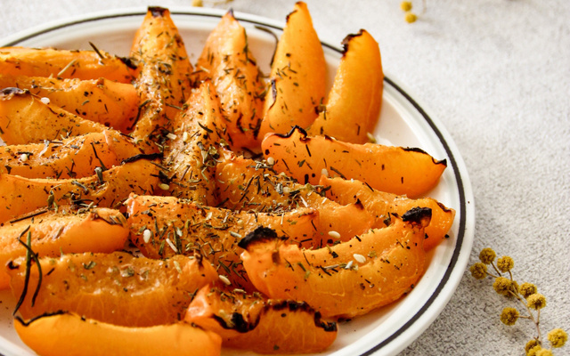 Brochettes d'abricots rôtis au miel et romarin