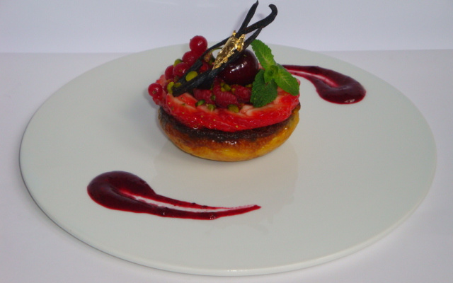 Clafoutis de framboise et pistaches vertes, carpaccio de fraises au sirop d'agave, et fruits rouges