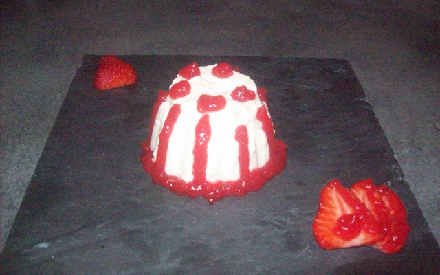 Bavarois au miel et coulis de fraises