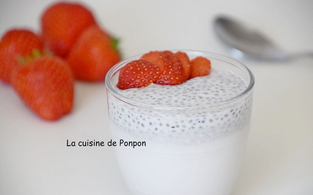 Crème au lait de coco, graines de chia et fraises