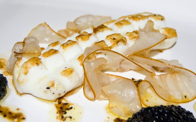 Blancs d'encornets grillés, perles d'Iran
