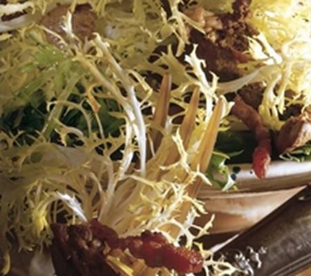 Salade de foies de volaille et lardons et sa sauce vinaigrette