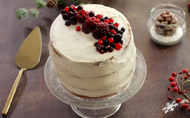 Gâteau au yaourt et fruits rouges comme un layer cake