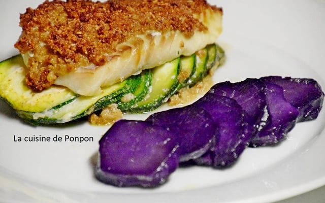 Filet de cabillaud en croûte de bagna cauda sur un lit de courgettes, accompagné de vitelottes