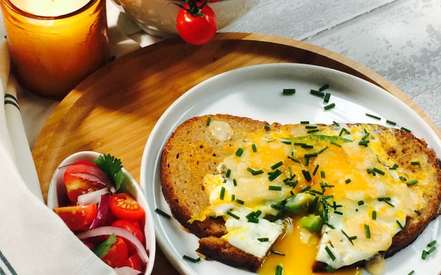 Tartine farcie à l'avocat et à l'œuf