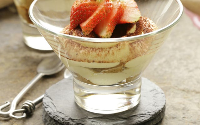 Tiramisu aux fraises et aux biscuits roses