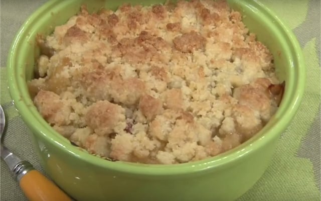 Crumble aux pommes et à la rhubarbe