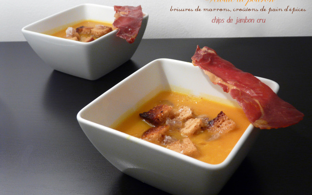 Velouté de potiron, brisures de marrons, croûtons de pain d'épice et chips de jambon