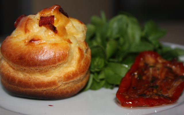 Petits choux crème de chèvre tomates marinées et basilic, pépites de lardons