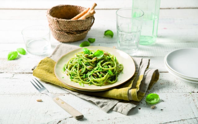 Spaghetti a pesto genovese, pignons de pin et basilic frais