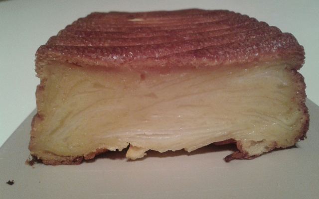 Gâteau invisible aux pommes et crème caramel au beurre salé