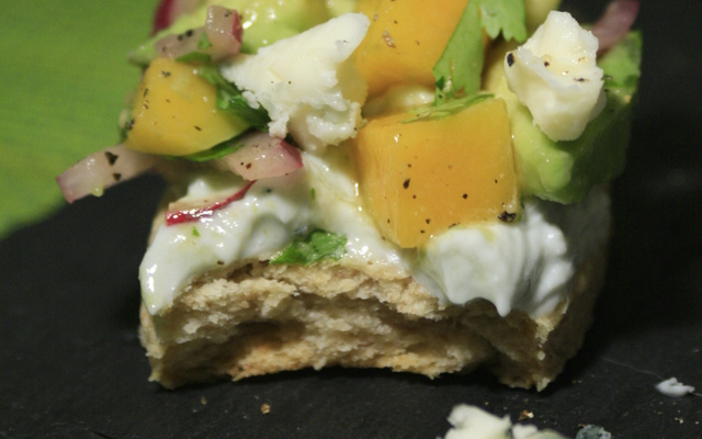 Bouchées sablées avocat, mangue, coriandre, poivre et roquefort