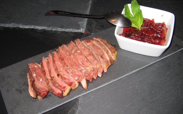 Magret de canard à la fleur de sel et sa compotée de gariguettes au basilic