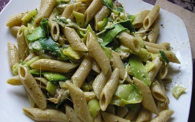 Pâtes aux courgettes / pesto / jambon de parme et mozzarella