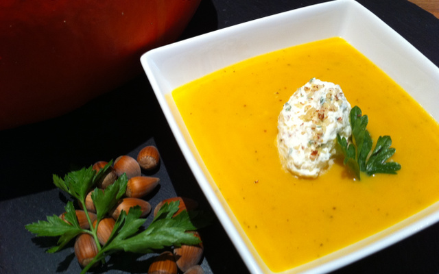 Velouté de courge et crème chantilly à la noisette et au persil