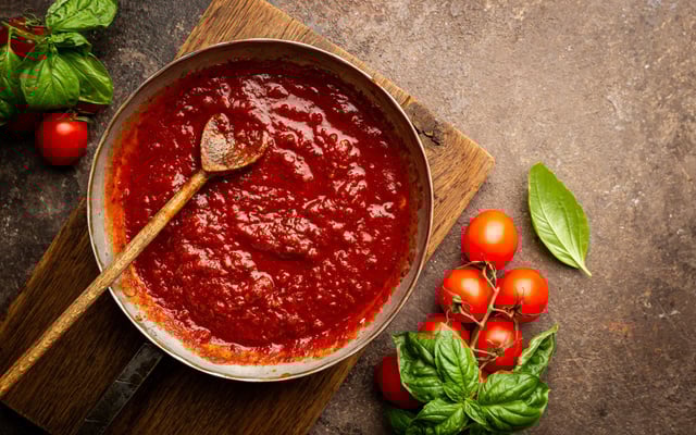 Sauce tomate avec des tomates pelées