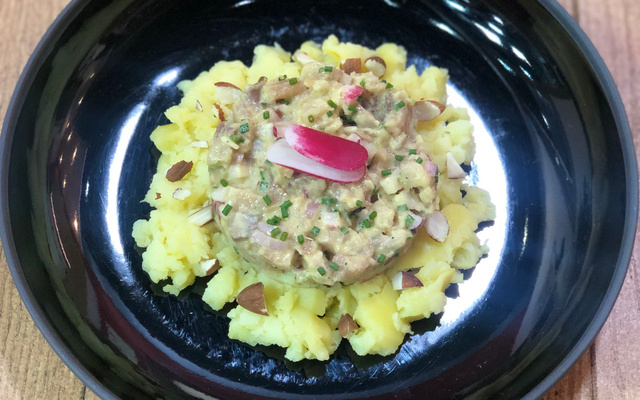Tartare de hareng fumé aux amandes grillées
