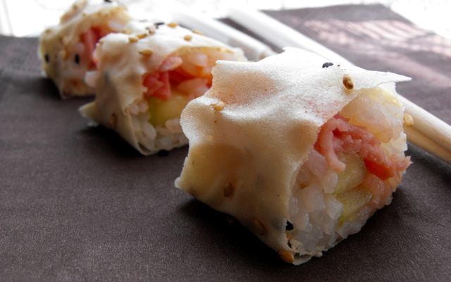 Sushis sésames, jambon, concombre et ketchup