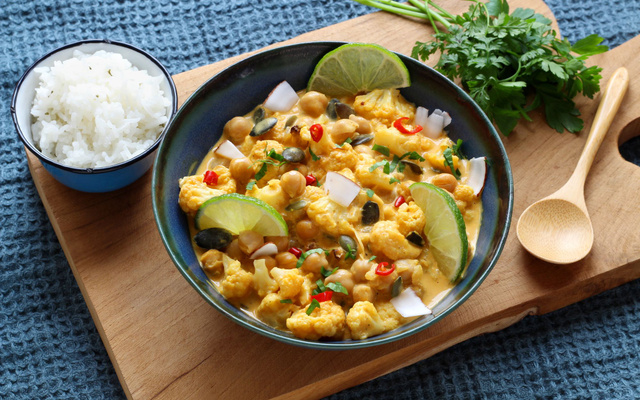 Curry végétarien de chou fleur rôti et pois chiches