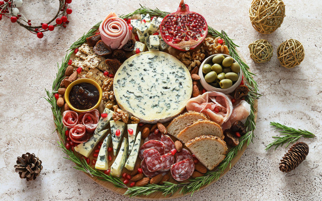 Plateau de fromage et de charcuterie à la Fourme d’Ambert AOP, comme une couronne de Noël