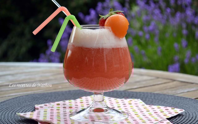 Eau pétillante au melon et à la fraise