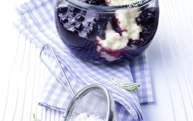 Riz au lait avec compote de myrtilles sauvages