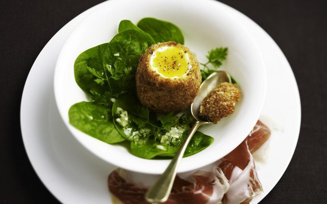 Œuf de poule frit au pain d'épices, copeaux de pata negra, vinaigrette d'herbes