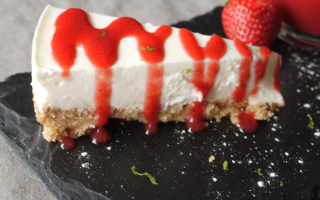 Cheesecake et soupe de fraises au citron vert