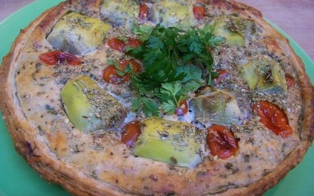 Quiche light au thon, tomates cerise et cœurs d'artichaut, origan et piment d'Espelette