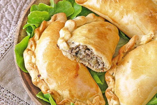 Empanadas à l'agneau, aubergine & moutarde