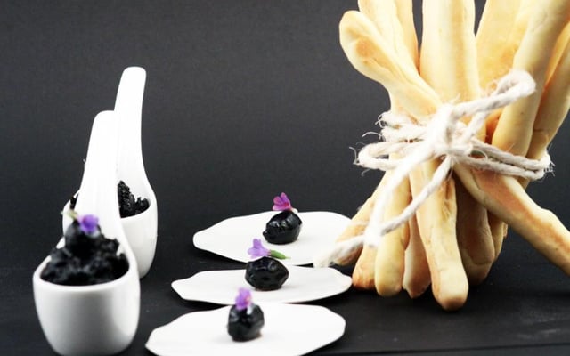 Tapenade sucrée d'olive noire et grissini au citron