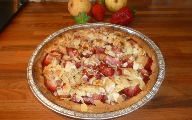 Tarte poire/fraise vanillée & amandes effilées