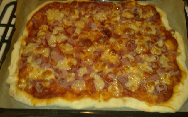 Pâte à pizza à la main