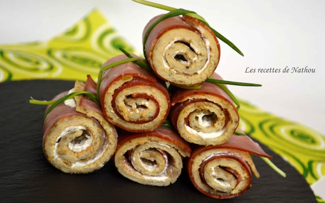 Roulés d'omelette à la tapenade, mascarpone et jambon